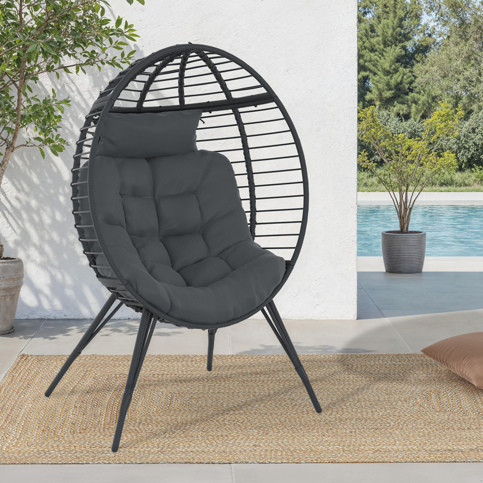 Fauteuil œuf sur pied effet rotin gris avec coussin